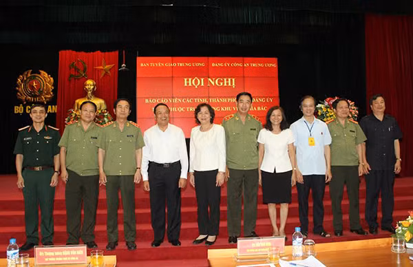 Các đại biểu chụp ảnh lưu niệm.