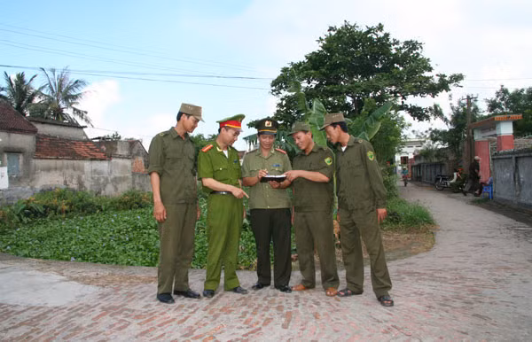 Phối hợp các lực lượng đảm bảo an ninh trật tự tại cơ sở. Ảnh: An Khang. Phối hợp các lực lượng đảm bảo an ninh trật tự tại cơ sở. Ảnh: An Khang.