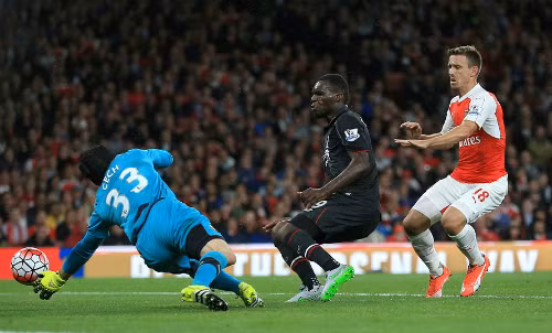 Petr Cech tỏa sáng trong hiệp 1. Ảnh: Reuters. Petr Cech tỏa sáng trong hiệp 1. Ảnh: Reuters.