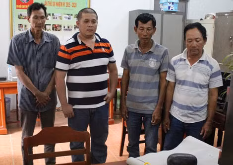 4 đối tượng bị bắt giữ cùng viên “đá thiên thạch” được rao bán giá 1,7 triệu USD.