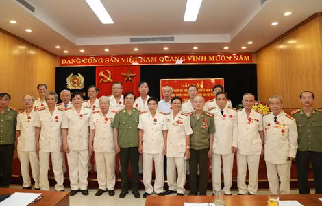 Thượng tướng Đặng Văn Hiếu, Ủy viên TW Đảng, Thứ trưởng Thường trực Bộ Công an với các đại biểu tham dự cuộc gặt mặt Thượng tướng Đặng Văn Hiếu, Ủy viên TW Đảng, Thứ trưởng Thường trực Bộ Công an với các đại biểu tham dự cuộc gặt mặt