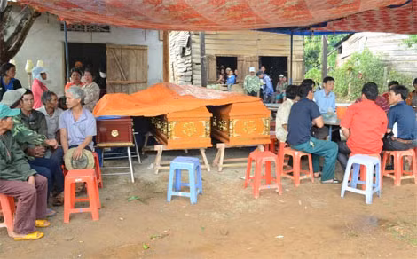 Chính quyền địa phương cùng người thân đang tổ chức tang lễ cho gia đình nạn nhân. Chính quyền địa phương cùng người thân đang tổ chức tang lễ cho gia đình nạn nhân.