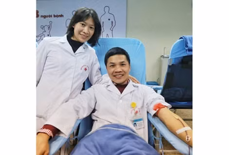 Bác sĩ Hưng cùng vợ trong một lần hiến máu.