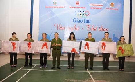 Đại tá Nguyễn Thanh Bình, Hiệu trưởng nhà trường trao quà lưu niệm tặng các đơn vị tới tham dự buổi giao lưu.