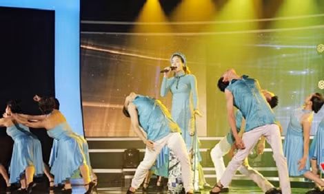 Bản remix ca khúc "Quảng Bình quê ta ơi" do Hồ Ngọc Hà biểu diễn tại Lễ khai mạc Liên hoan Truyền hình toàn quốc lần thứ 35 gây nhiều tranh cãi.