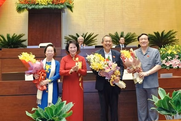 Chủ tịch Quốc hội Nguyễn Thị Kim Ngân thay mặt Quốc hội gửi tặng các đồng chí Nguyễn Thị Doan, Trương Hòa Bình, Nguyễn Hòa Bình những bó hoa tươi thắm cùng những lời chúc tốt đẹp.