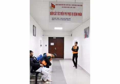 Hành lang nơi cắt tóc miễn phí của bệnh nhân.