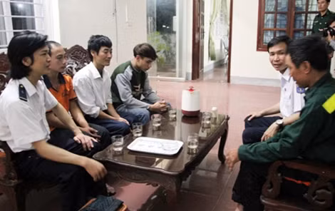 Các thuyền viên được cứu sống đưa vào bờ an toàn được động viên chăm sóc sức khỏe.