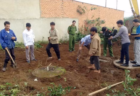 Khai quật khu giếng hoang, phát hiện hài cốt các nạn nhân bị giết.