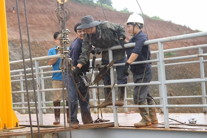 Công nhân công ty thuỷ điện nỗ lực khắc phục sự cố