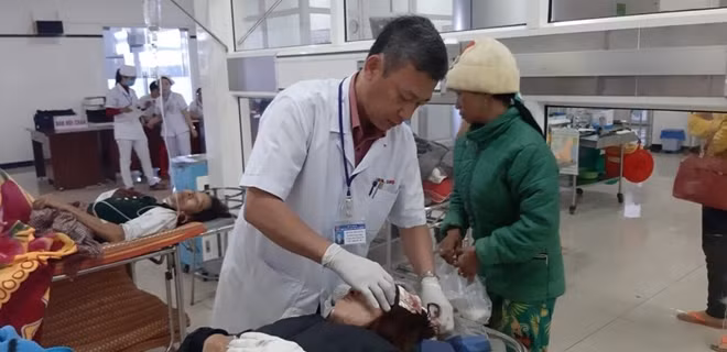 Các nạn nhân đang được cấp cứu tại bệnh viện