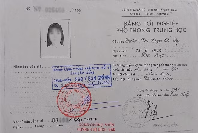 Tấm bằng cấp III của chị gái bà Thêm dùng để thăng tiến