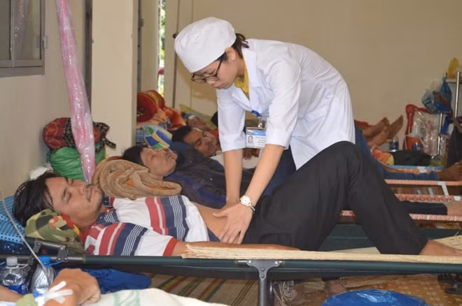 Bệnh sốt xuất huyết tăng đột biến khiến bệnh viện đang quá tải.