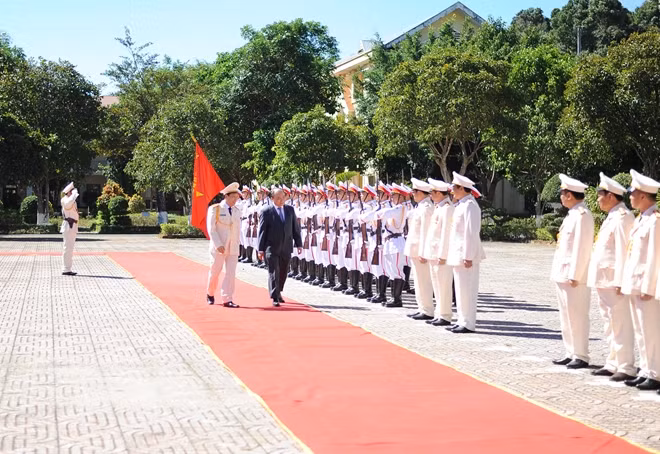 Thủ tướng Nguyễn Xuân Phúc duyệt đội danh dự Công an tỉnh Đắk Nông