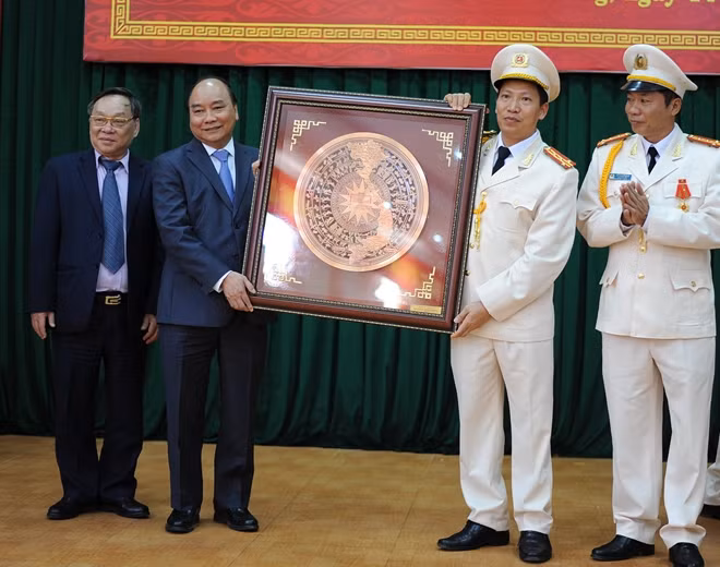 Thủ tướng Nguyễn Xuân Phúc thăm, chúc tết và tặng quà cán bộ, chiến sỹ Công an Đắk Nông
