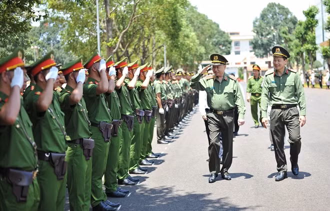 Bộ trưởng Tô Lâm cùng đoàn công tác Bộ Công an đến thăm, động viên, chúc mừng cán bộ, chiến sỹ Công an Đắk Lắk