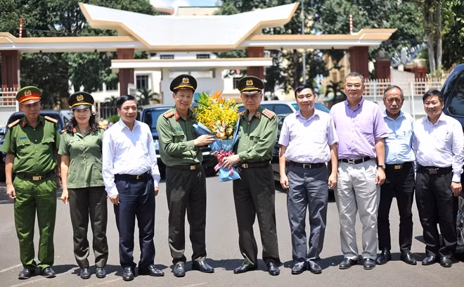 Bộ trưởng Tô Lâm cùng các đồng chí trong Ban Thường vụ Tỉnh uỷ Đắk Lắk đến thăm cán bộ, chiến sỹ Công an tỉnh.