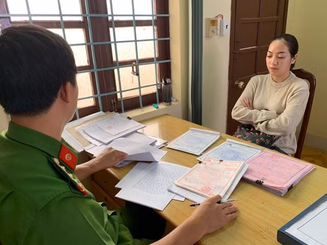 Bà Đỗ Thị Diễm Quỳnh, giám đốc Công ty CP xây dựng cầu đường Tây Nguyên 777 đang làm việc với cơ quan điều tra Bà Đỗ Thị Diễm Quỳnh, giám đốc Công ty CP xây dựng cầu đường Tây Nguyên 777 đang làm việc với cơ quan điều tra