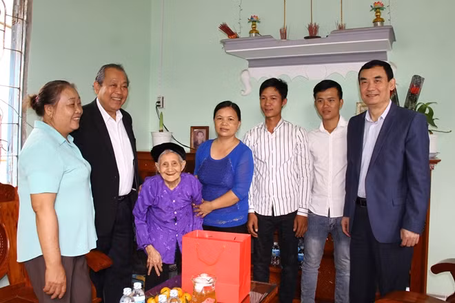 Phó Thủ tướng Thường trực Trương Hoà Bình thăm hỏi và tặng quà cán bộ lão thành cách mạng Nông Thị Hặm.