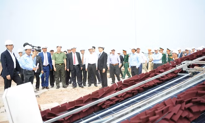 Phó Thủ tướng Thường trực Trương Hoà Bình cùng các dại biểu tham quan hệ thống trang thiết bị vận hành tại nhà máy.