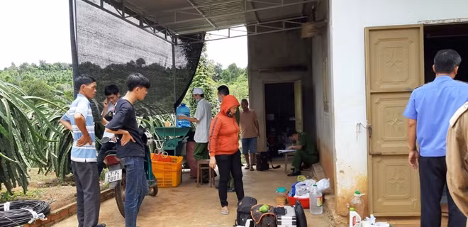 Các cơ quan chức năng đang tiến hành khám nghiệm hiện trường vụ việc