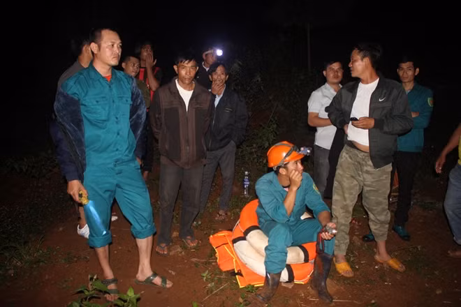 Người dân cùng lực lượng chức năng nỗ lực tìm kiếm 3 nạn nhân trong đêm (Ảnh Phạm Hoàng)