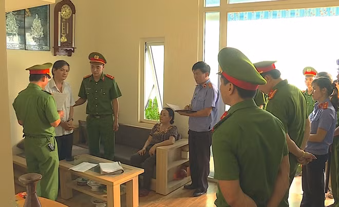 Đối tượng Thuỷ chuẩn bị được dẫn giải ra hiện trường để thực nghiệm điều tra