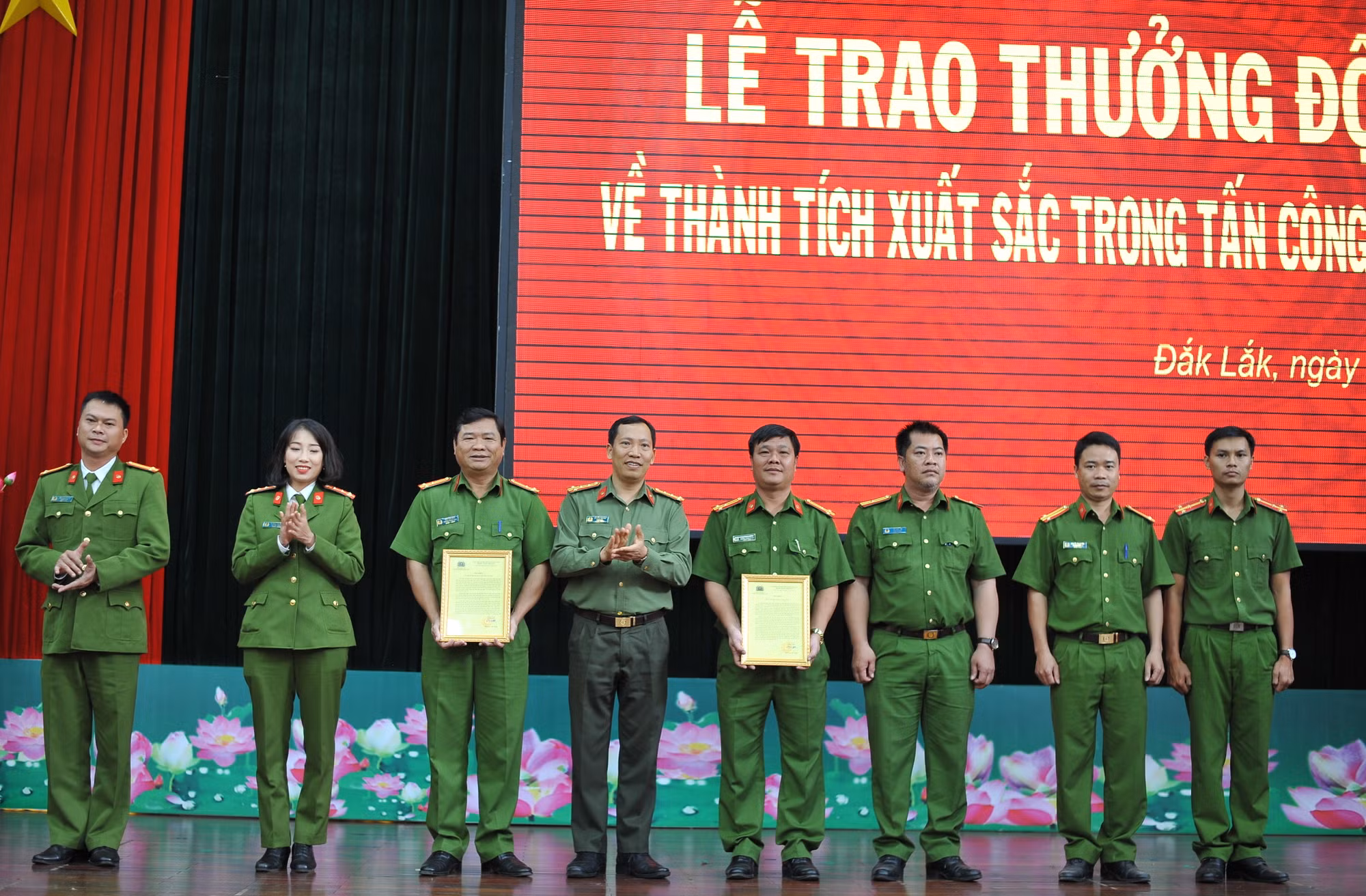 Công an Đắk Lắk khen thưởng 2 tập thể có thành tích xuất sắc 