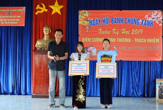 Đại diện lãnh đạo Đài truyền hình Việt Nam hỗ trợ 2 mái ấm biên cương cho các hộ dân