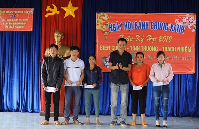 Báo CAND và Nhà tài trợ trao quà cho người dân
