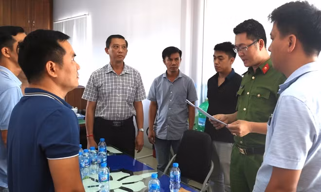 Cơ quan điều tra đọc lệnh khám xét tại Công ty Bình Minh