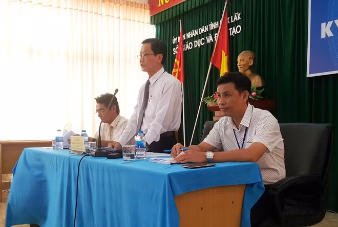 Lãnh đạo Sở GD&ĐT trả lời thắc mắc của các phóng viên tại buổi họp báo