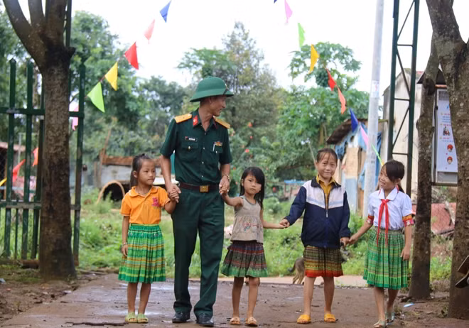 Niềm vui của trẻ khi được các chú bộ đội đưa đến trường kịp giờ khai giảng
