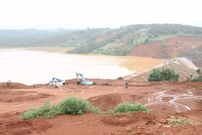 Toàn cảnh hồ thuỷ điện Đắk Kar