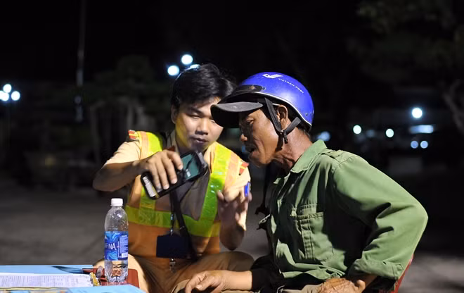 Lực lượng CSGT Công an tỉnh Đắk Lắk tiến hành kiểm tra nồng độ cồn đối với người điều khiển phương tiện giao thông