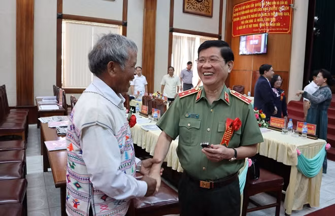 Và trò chuyện cùng các già làng, trưởng bản bên lề hội nghị.