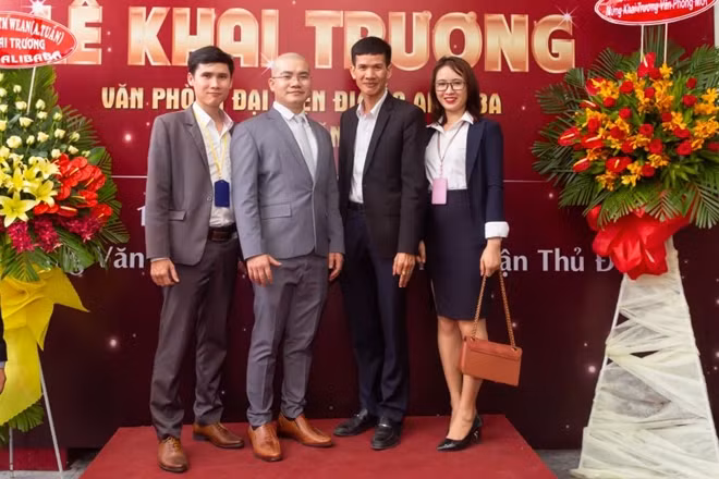 Đối tượng Nguyễn Thái Luyện (đeo kính), Chủ tịch HĐQT kiêm CEO Công ty CP Địa ốc Alibaba