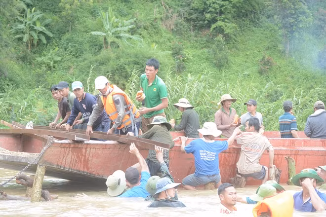 Người dân cùng lực lượng Công an, Quân đội nỗ lực vá đê, cứu lúa