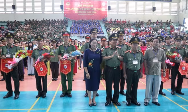 Ban tổ chức tặng hoa, cờ lưu niệm cho các đoàn tham gia