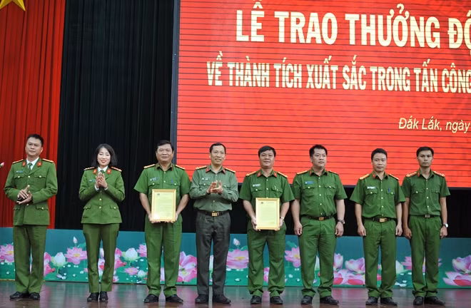 Đại tá Lê Văn Tuyến, Giám đốc Công an tỉnh Đắk Lắk trao thưởng đột xuất cho các tập thể tại buổi lễ