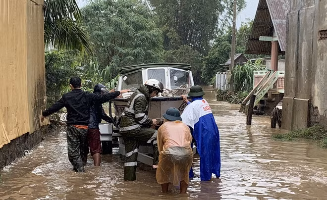 Lực lượng Công an đưa ca nô đến hiện trường để sơ tán người dân