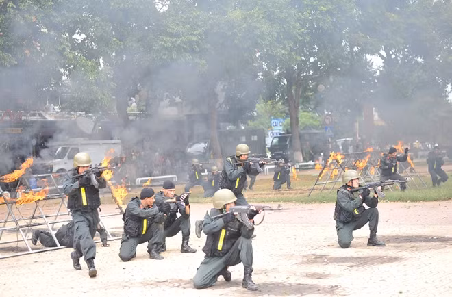 Lực lượng CSCĐ - Bộ Công an và CSCĐ của Công an tỉnh Đắk Lắk đã phối hợp biểu diễn màn tác chiến vũ trang giải cứu con tin