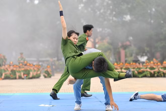 Các đội tuyển bước vào phần thi tình huống võ thuật