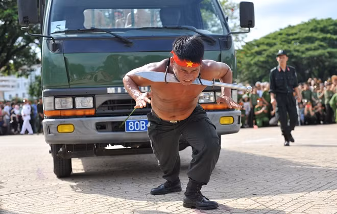 và dùng dao kề cổ kéo xe ô tô