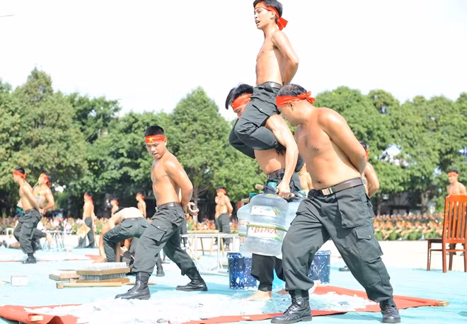 Mang vật nặng đi chân trần trên thuỷ tinh