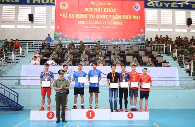 Và Bằng khen của Bộ trưởng Bộ Công an cho 6 tập thể và 8 cá nhân có thành tích xuất sắc trong công tác tổ chức giải đấu