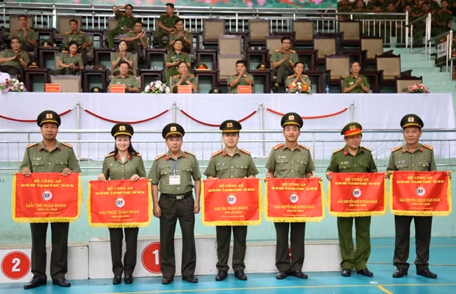 Ban tổ chức trao giải Nhất, Nhì, Ba, Khuyến khích toàn đoàn cho các đơn vị ở môn thi đấu Cầu lông