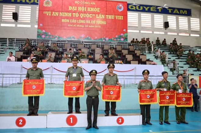 Thiếu tướng Đào Gia Bảo trao trao giải Nhất, Nhì, Ba, Khuyến khích toàn đoàn cho các đơn vị ở môn thi đấu Cờ tướng