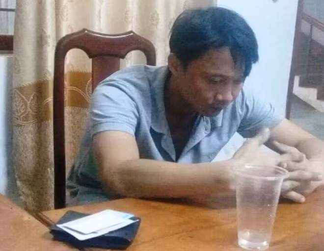 Đối tượng Tuấn khi dadng bị tạm giữ tại Đồn Công an Quảng Sơn (Ảnh do cơ quan điều tra cung cấp).