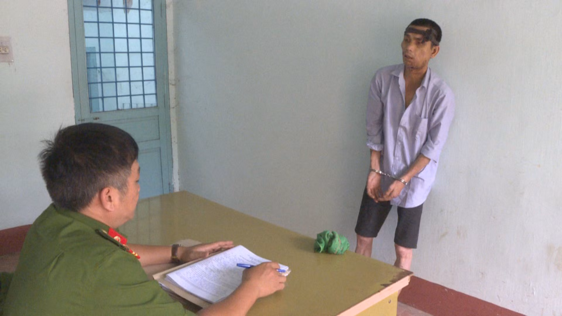 Mâu thuẫn tình cảm, dùng súng bắn người tình rồi bỏ trốn